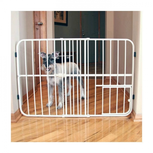 carlson-tuffy-expandable-dog-gate-with-small-pet-door-1
